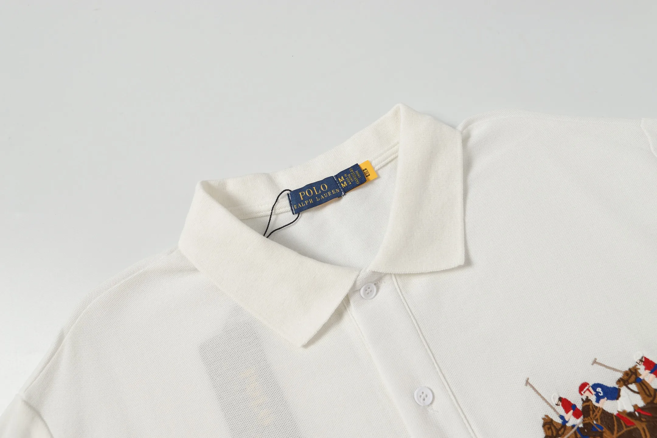 P160 Style No.: A011 [Ralph Lauren Classic Three Ponies Digital Embroidered Polo Shirt] ✅250 grams of fine cotton pique fabric, custom-woven and dyed threads ✅Original stickers Scan the QR code to enter the official website ✅Large version, loose and stylish, can wear up to 210 pounds Color: Black White Navy Blue Sky Blue Dark Gray Floral Gray Size: S-XL